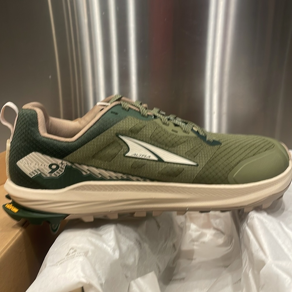 Brand new Altra Lone Peak 9+ - Picture 2 of 5